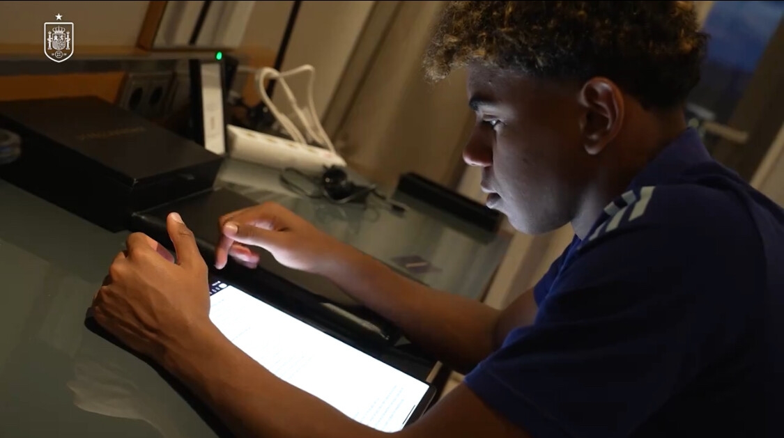 공부하는 라민 야말 선수