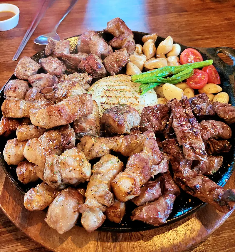전참시 전지적참견시점 육성재 정채연 금수저 샐러드 파스타, 구워 나오는 고기 한상, 경주 황리단길 100년 고택 고기집 맛집 소개