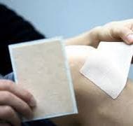 멘톨 성분 파스는 피부에 시원한 자극을 주어 통증을 완화된 것처럼 느끼게 하는 방식