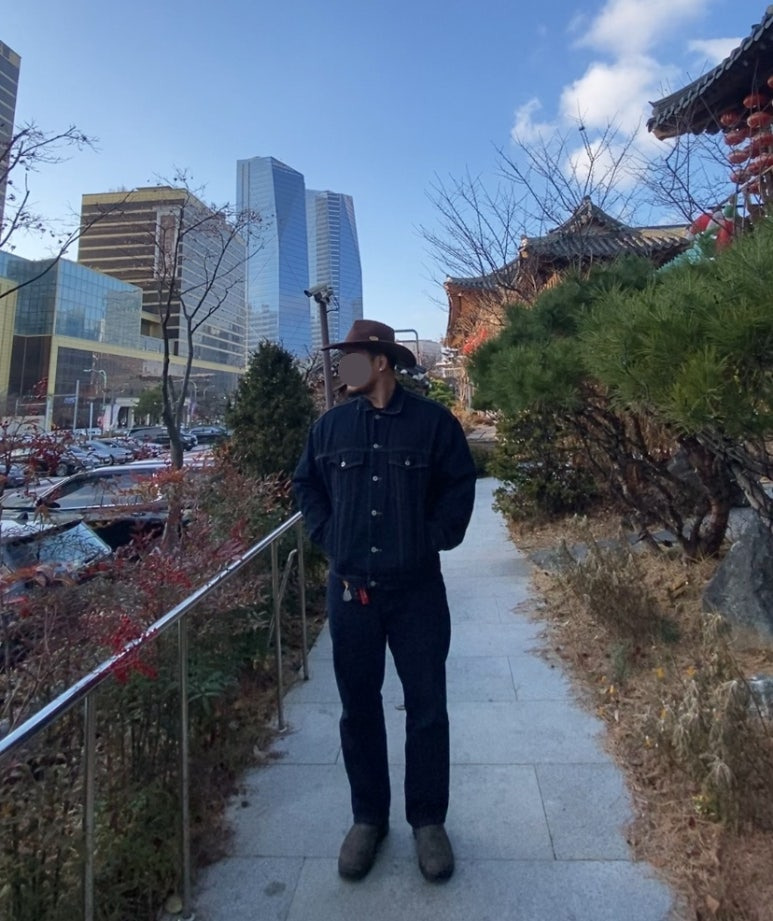 데일리룩('25. 12. 14.)유니버셜 케미스트리 페도라 카우보이모자 웨스턴모자, 무신사스탠다드 생지 데님트러커재킷, 무신사스탠다드 생지 데님팬츠, 블런드스톤 585 러스틱브라운
