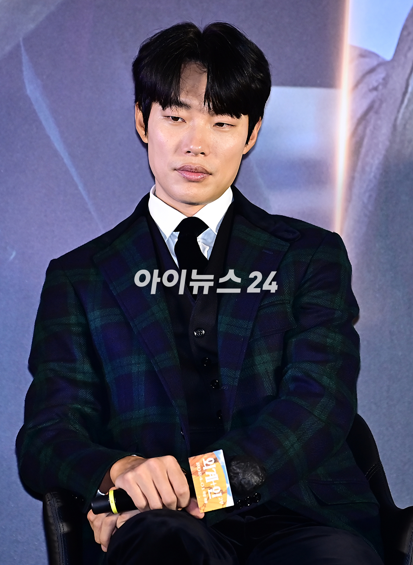 배우 류준열이 22일 오전 서울 용산구 CGV 용산아이파크몰에서 열린 영화 '외계+인 2부' 제작보고회에서 포토타임을 갖고 있다. [사진=곽영래 기자]