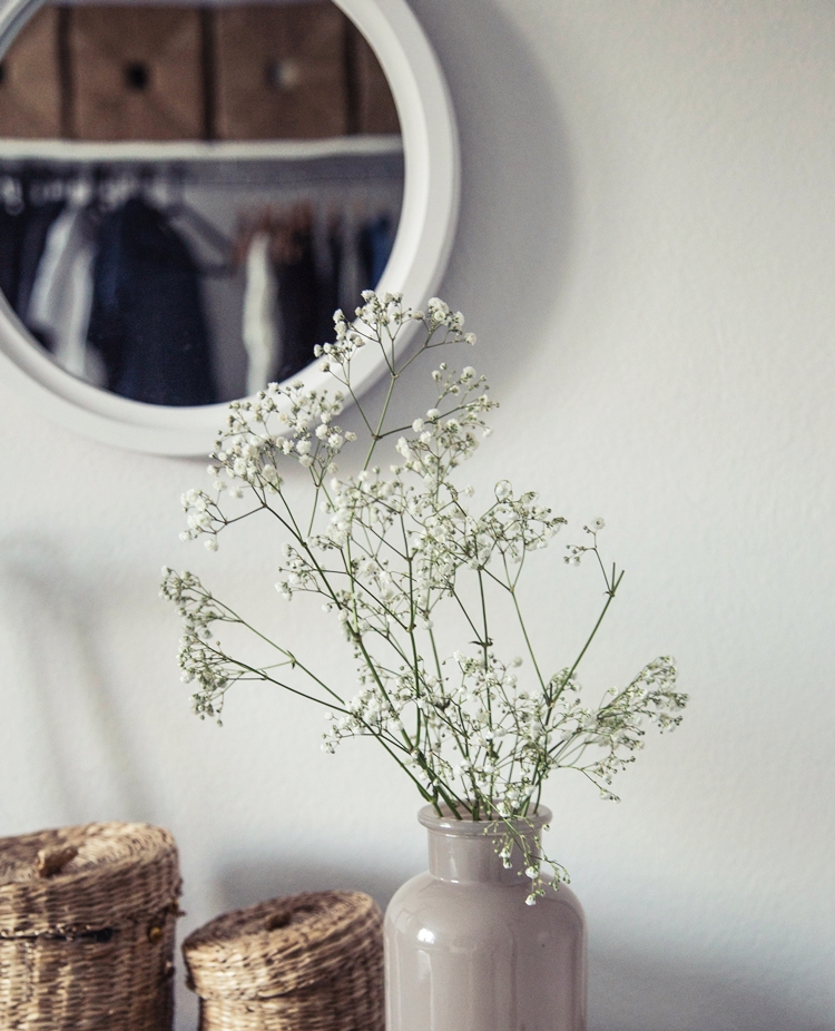 원형 거울에 식물이 비친 모습