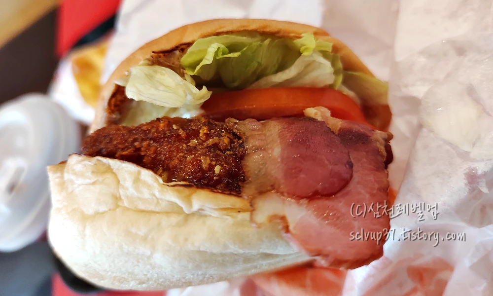 치킨킹BLT 베이컨과 치킨패티 나온모습