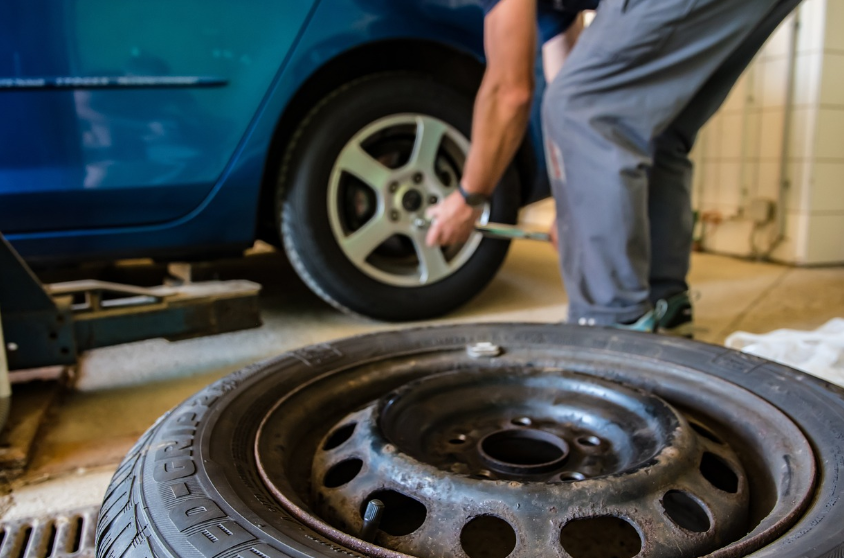 타이어 교체하는 사진