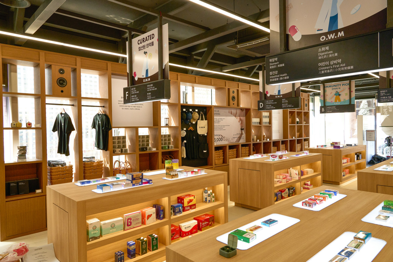 옵티마 웰니스 뮤지엄에서 판매하는 맞춤형 영양제와 굿즈