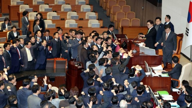 우원식 국회의장에게 항의하는 내란동조당 국민의힘 의원들