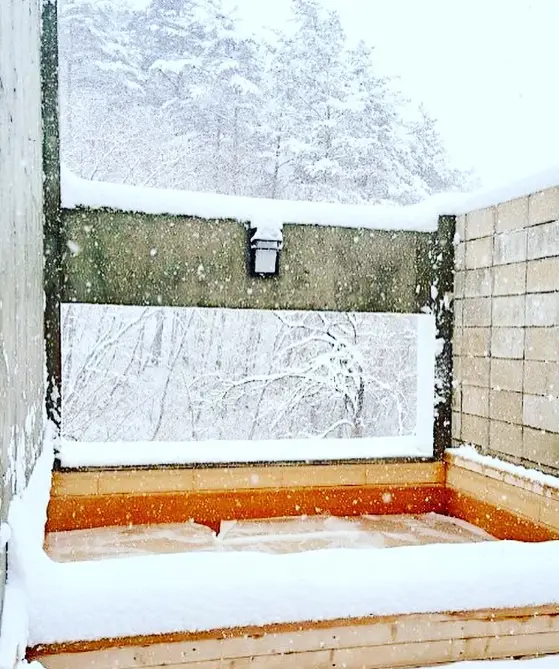 겨울방학 국내 여행지- 나무목조위 눈이 쌓인 넓은 창의 노천온천