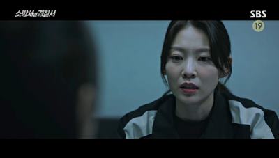 따뜻한 말로 교감 하며 여고생을 조사를 하는 송설 