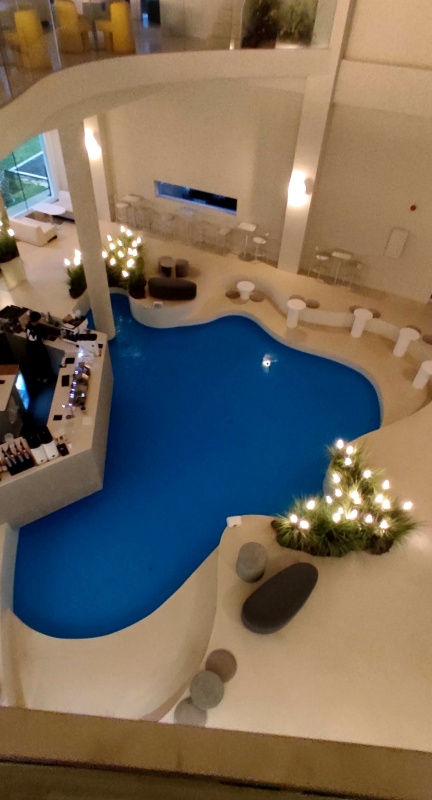 어두워진 1층공간