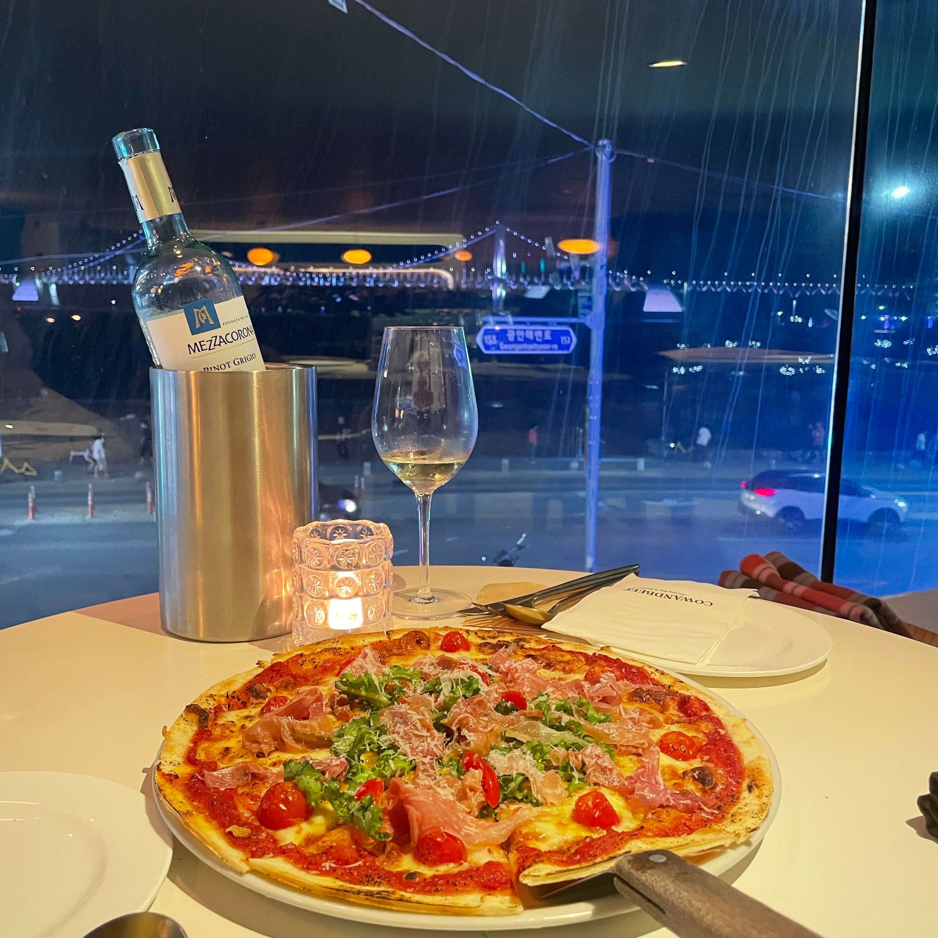 루꼴라 피자와 와인에 대한 사진