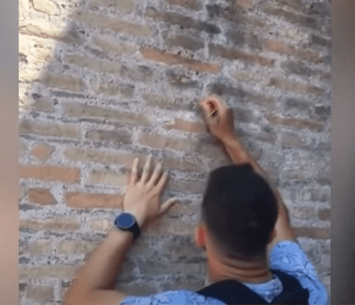 콜로세움 훼손 중인 영국 10대 남성의 모습