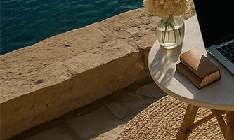 50대를 위한 디지털 노마드 창업을 상징하는 해안가 작업 공간