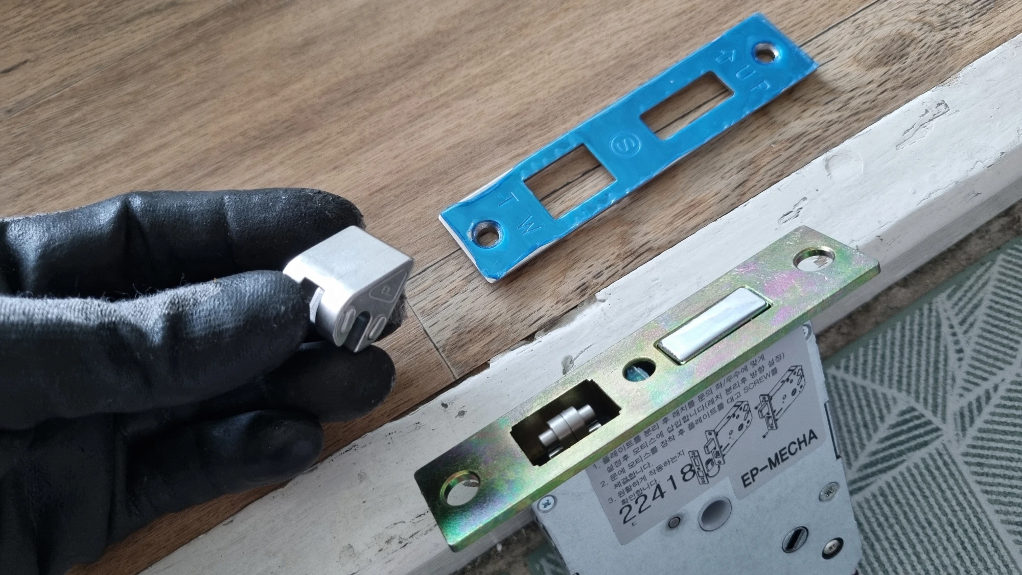 문틀 부품 걸쇠 방향 바꾸는 방법