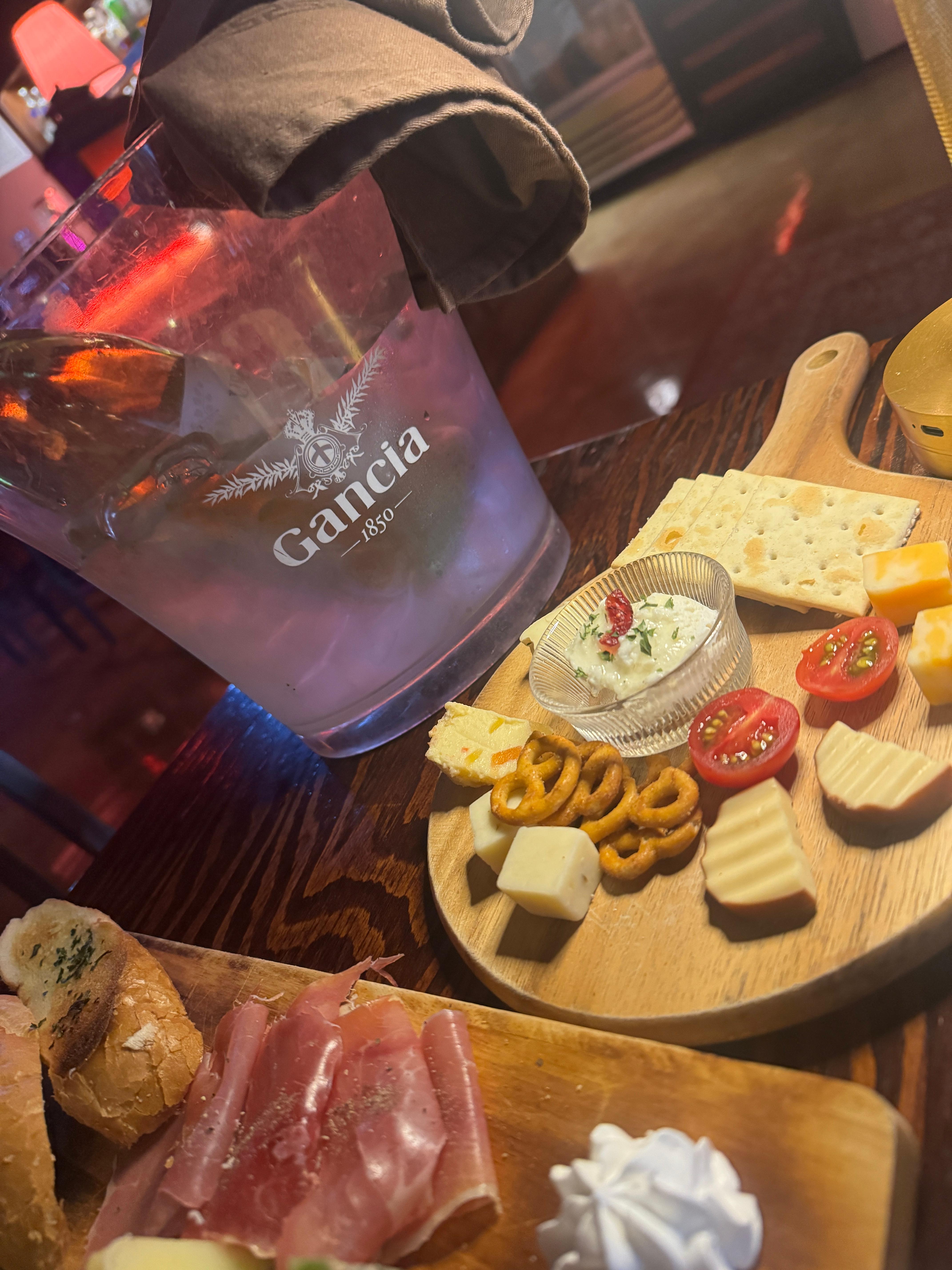 논현동 비노비스 와인바의 리뷰 이벤트로 제공된 소형 치즈 플레이트. 크래커&amp;#44; 치즈&amp;#44; 토마토&amp;#44; 프레첼&amp;#44; 허브딥이 나무 플레이트에 보기 좋게 담겨 있다.