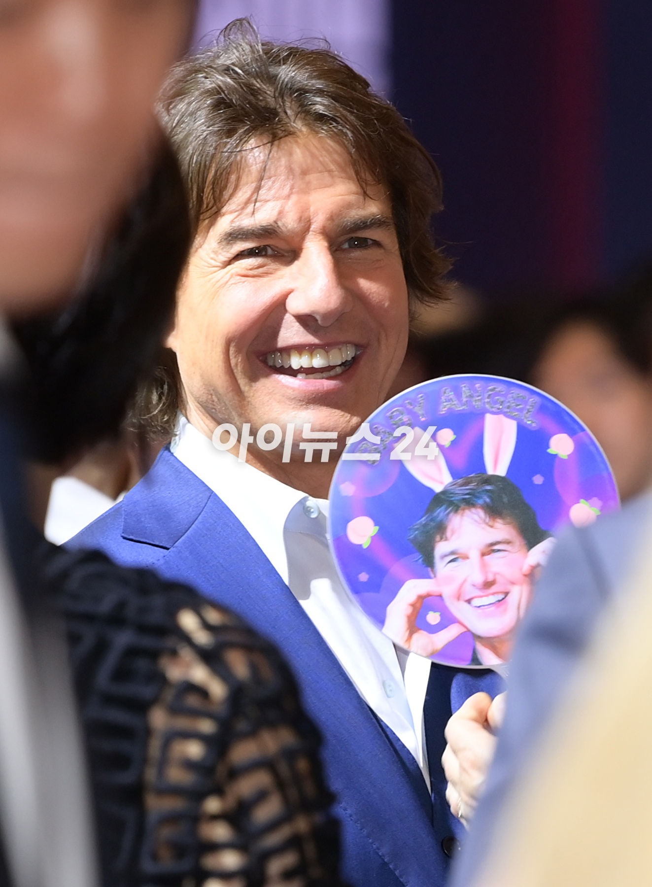 배우 톰 크루즈가 29일 오후 서울 송파구 롯데월드타워에서 진행된 영화 &#39;미션 임파서블: 데드 레코닝 파트 원&#39;(감독 크리스토퍼 맥쿼리) 내한 레드카펫 행사에 참석해 한 팬에게 자신의 얼굴이 새겨진 부채를 받고 기뻐하고 있다. [사진=정소희 기자]