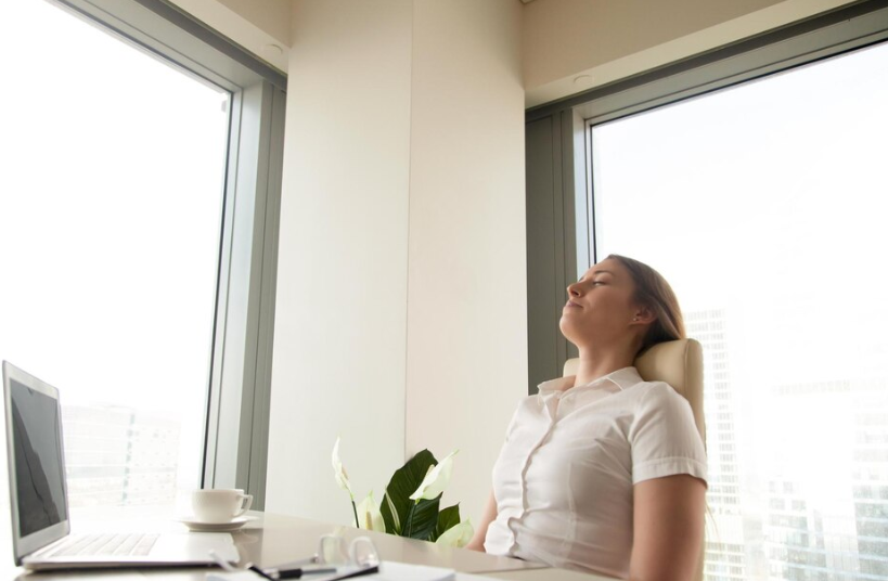 휴식하며 마음챙김하는 직장인