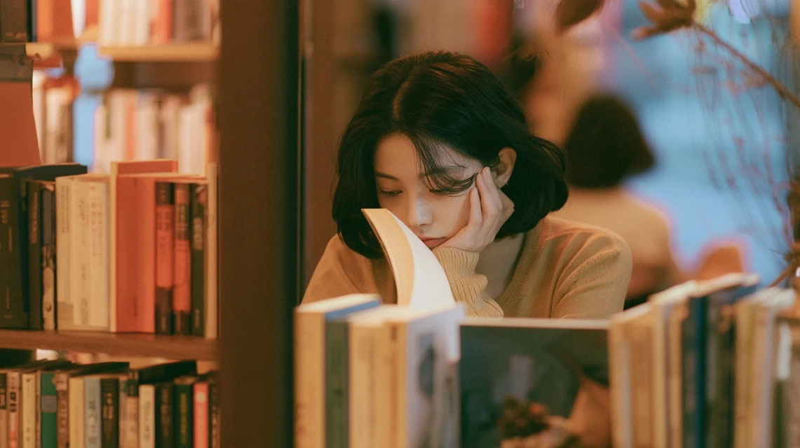 독서 모임에서 자신의 생각을 편하게 나누는 모습