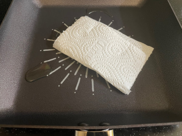 당근라페 김밥 만들기 재료 준비 - 프라이팬 예열 후, 식용유 조금 붓고, 키친타올로 한 번 닦기