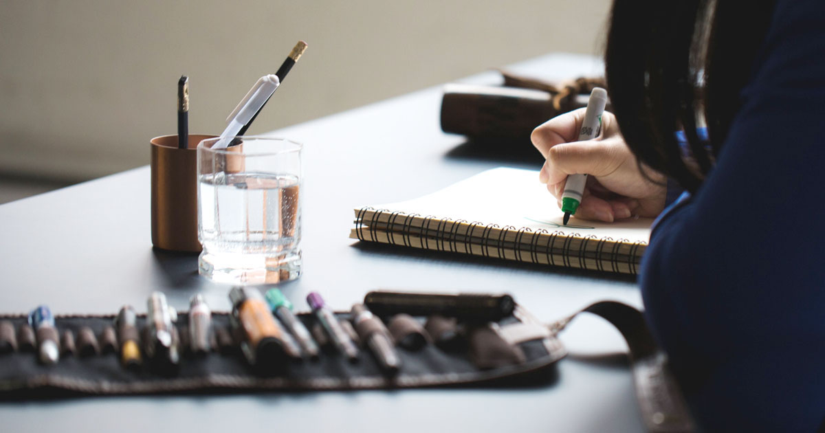 말씀 기록과 신앙 일상을 담은 노트와 성당 분위기 이미지