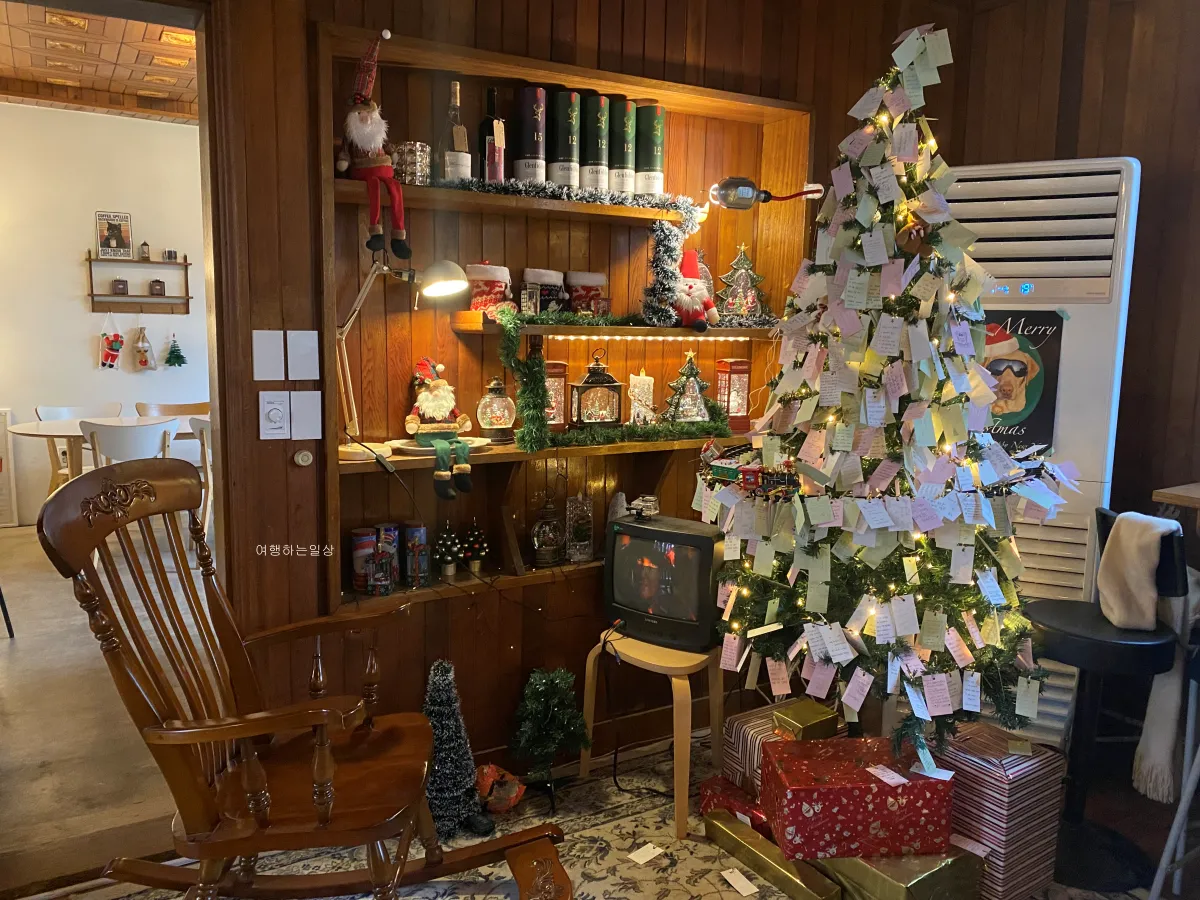 경기도-크리스마스-트리있는-분위기-좋은-카페-공간상점-part.2