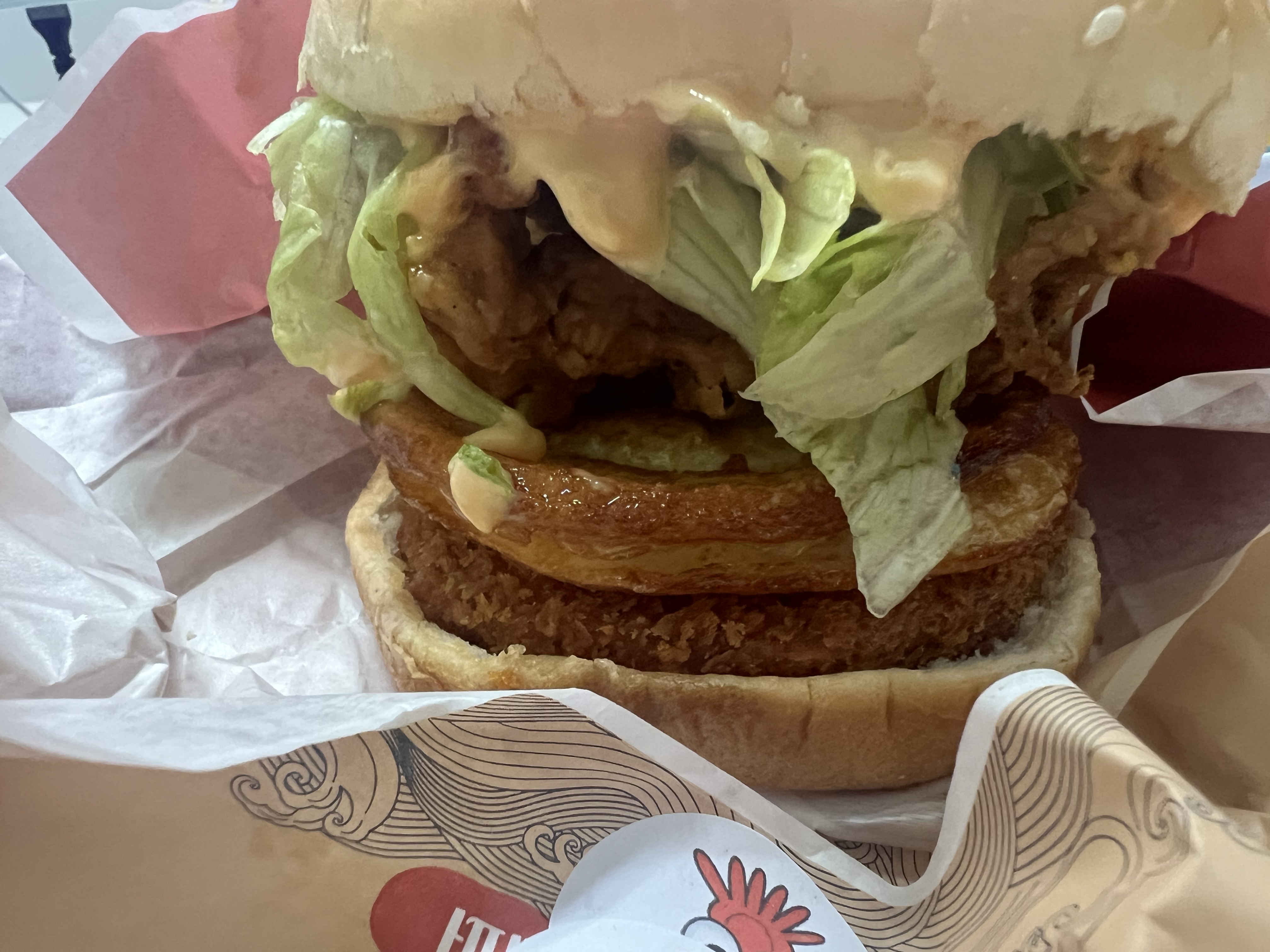 롯데리아 오징어 얼라이브 버거 측면 사진