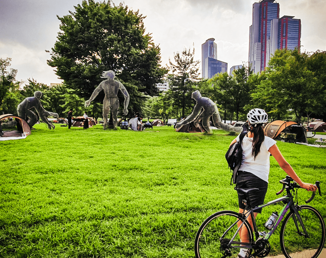 서울숲 공원 속 여유와 카페 거리 내 자전거 라이딩 즐기는 것