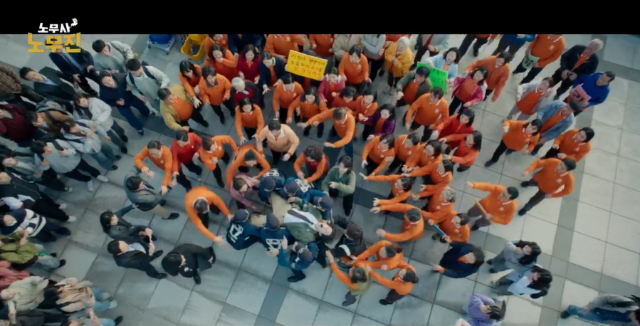 정경호가 들것에 실려 나가고 있다.