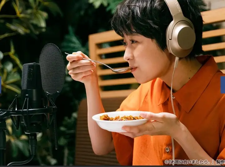 헤드폰을-쓰고-음식을-먹는-미소노