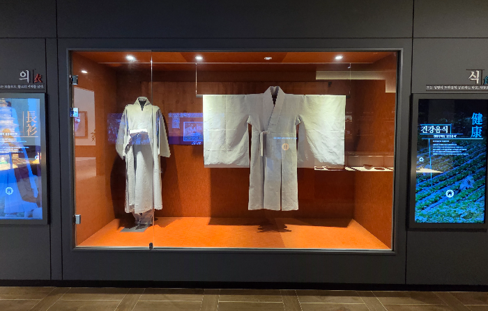 불교 의복이 전시되어 있다.