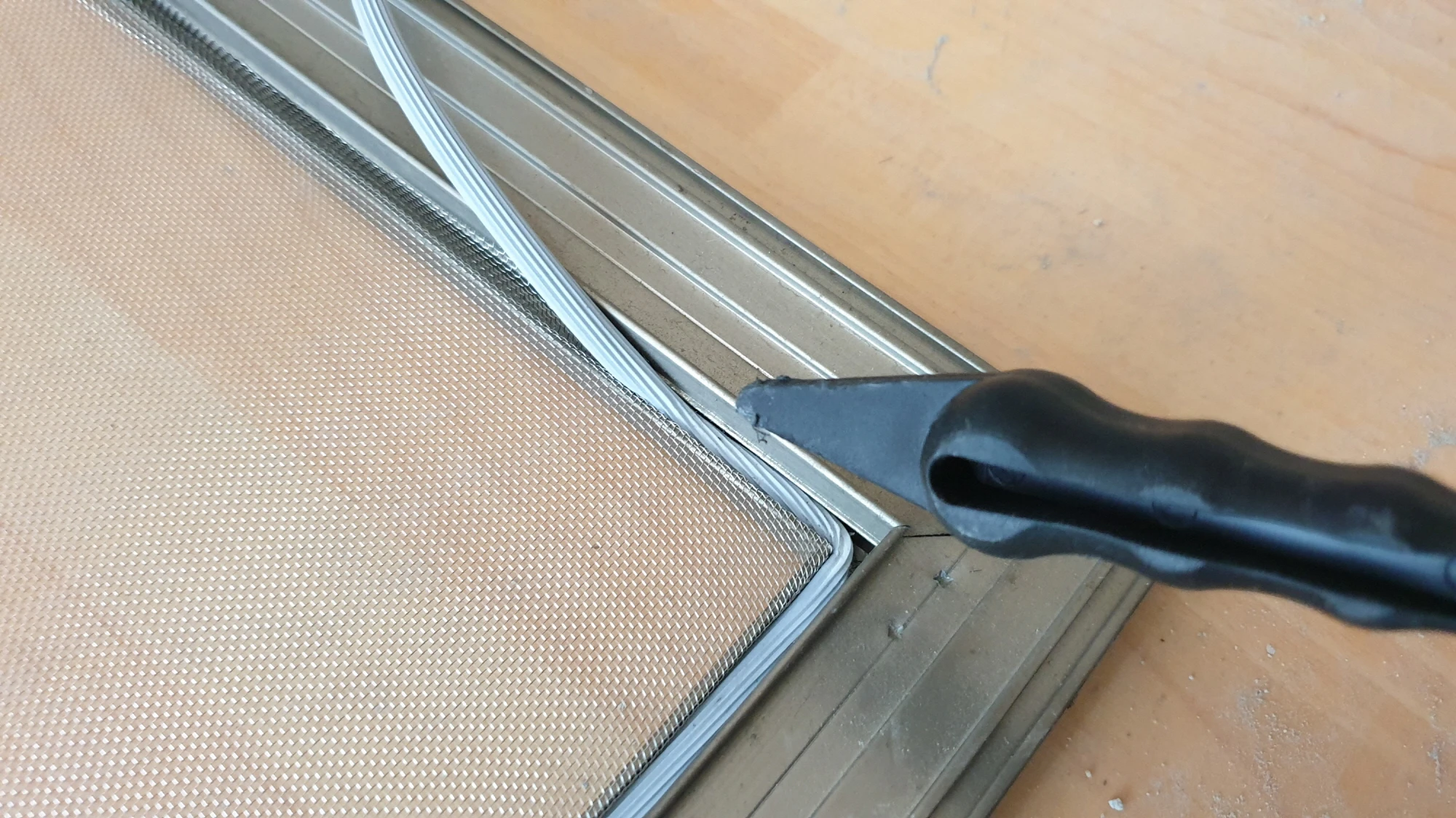 브래킷 끼우는 모습