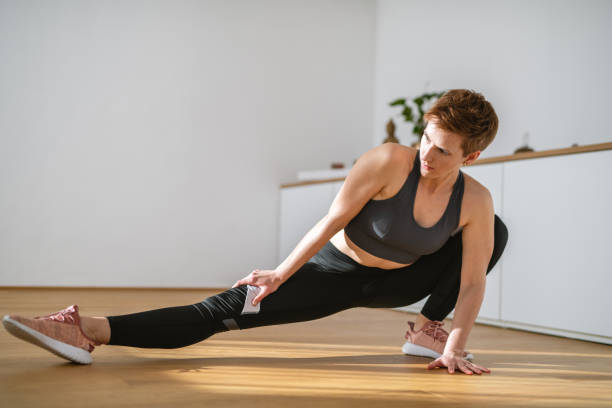 내전근 스트레칭 하는 여자