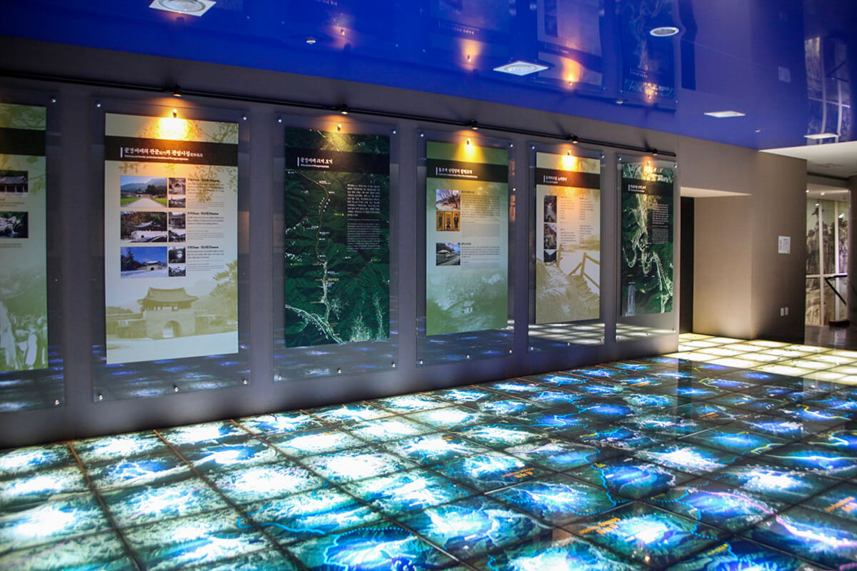 전시실 바닥에 그려진 영남대로를 딛고 서면 문경새재를 알 수 있는 독특한 느낌의 전시공간