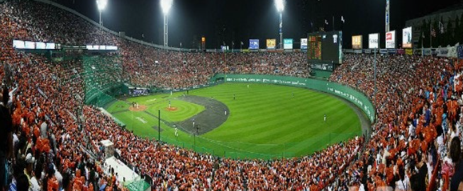 사직 야구장 롯데 자이언츠 팬들의 열광적 응원 [롯데 자이언츠 홈페이지 제공]