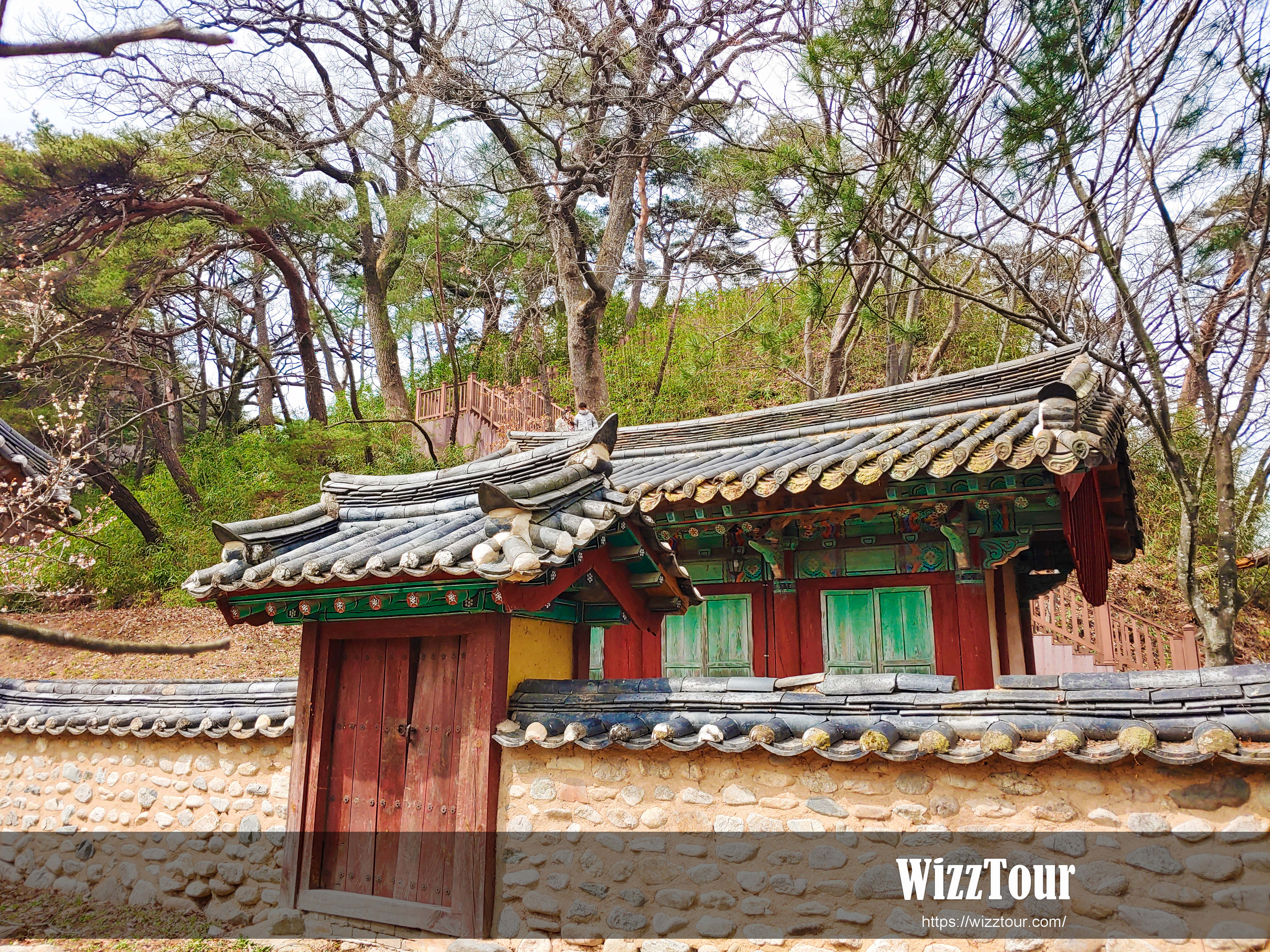 매화꽃이 아름다운 서원 풍경