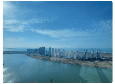 바다와 높은 빌딩이 보이는 풍경