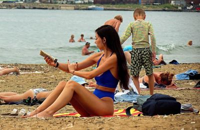 해변에서 일광욕하는 장면