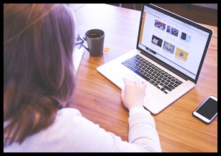 노트북을 하는 여자