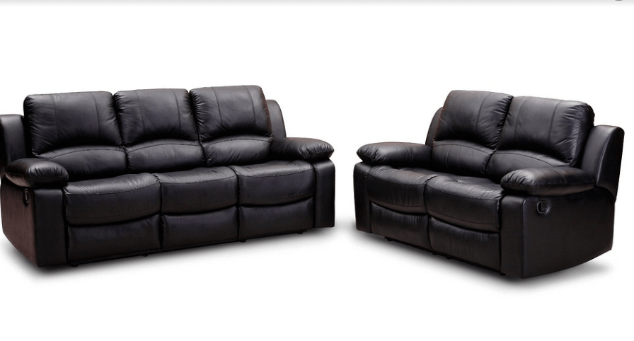 가죽 쇼파 2개가 정리되어 놓여 있다