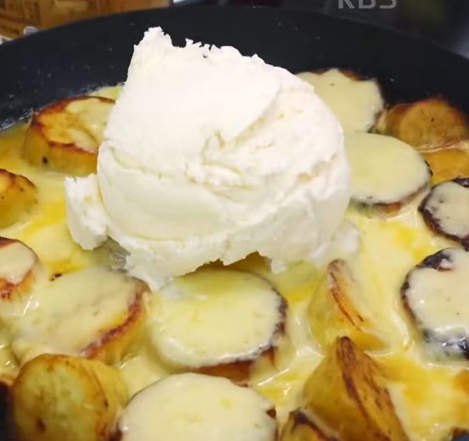 고구마와 녹은 치즈 위로 아이스크림을 얹는다.