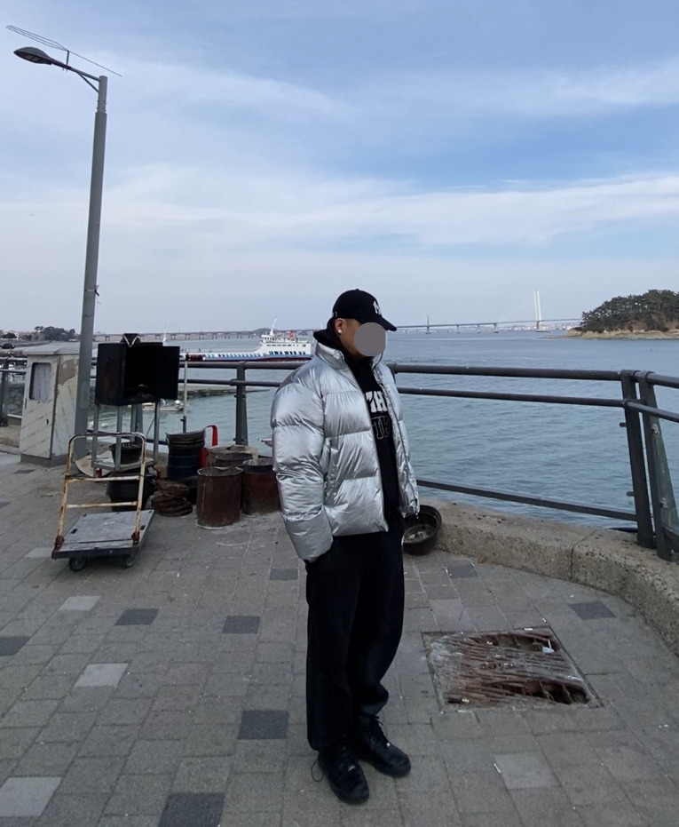 데일리룩('26. 3. 8.)엠엘비 뉴에라 MLB Q핏 볼캡, 무신사스탠다드 메탈릭실버 숏패딩 점퍼, 갓디스 오버핏 후드티, 갓디스 오버핏 트레이닝팬츠, 나이키 덩크하이 올블랙