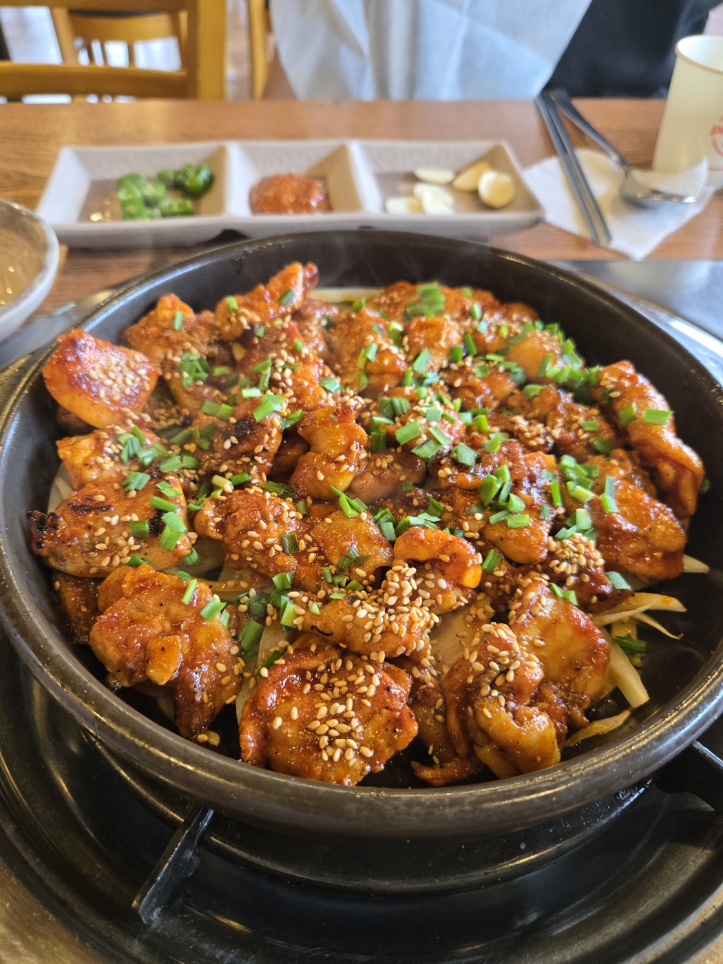 가평 청담에서 제공되는 숯불향 가득한 닭갈비, 미리 조리되어 정갈하게 나온 모습