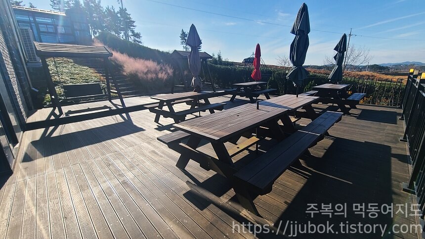 태안-베이커리-카페-밀리앤코-야외-테이블-3