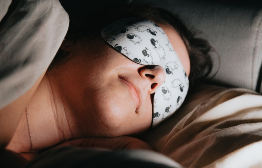 눈안대를 하고 잠든 여성