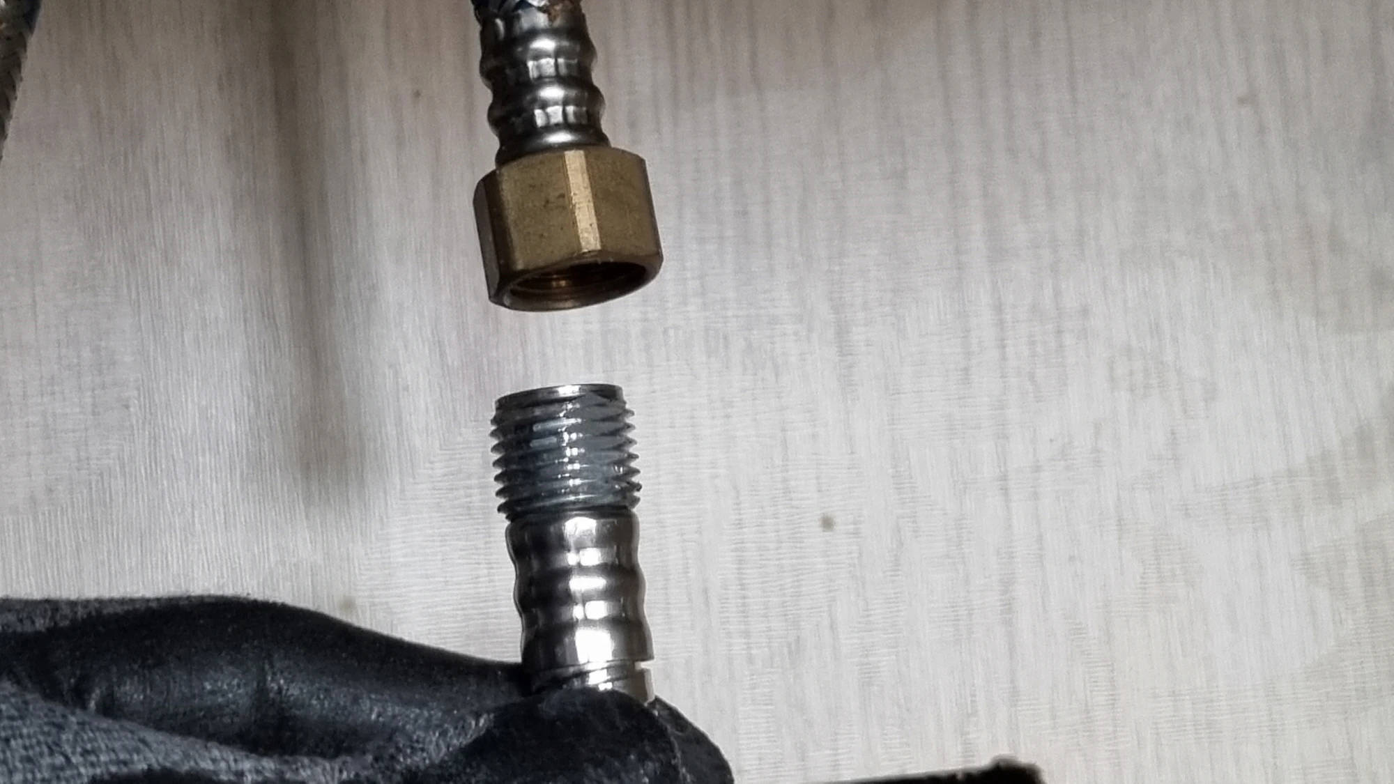 싱크대 수전 호스 분리 모습