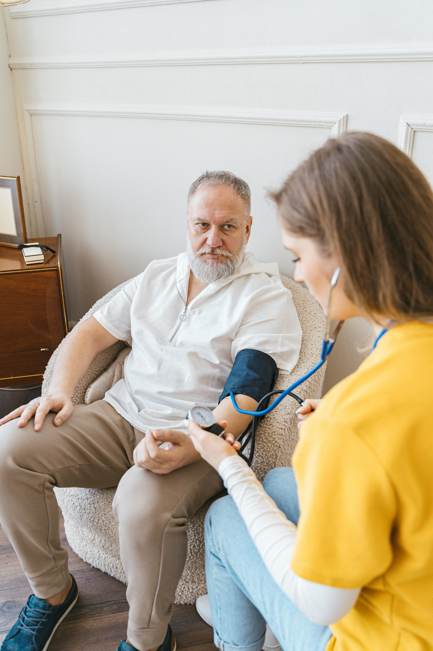 건강검진을 받는 노인의 모습