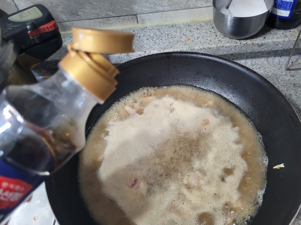 끓는 된장국에 멸치액젓을 넣는 모습