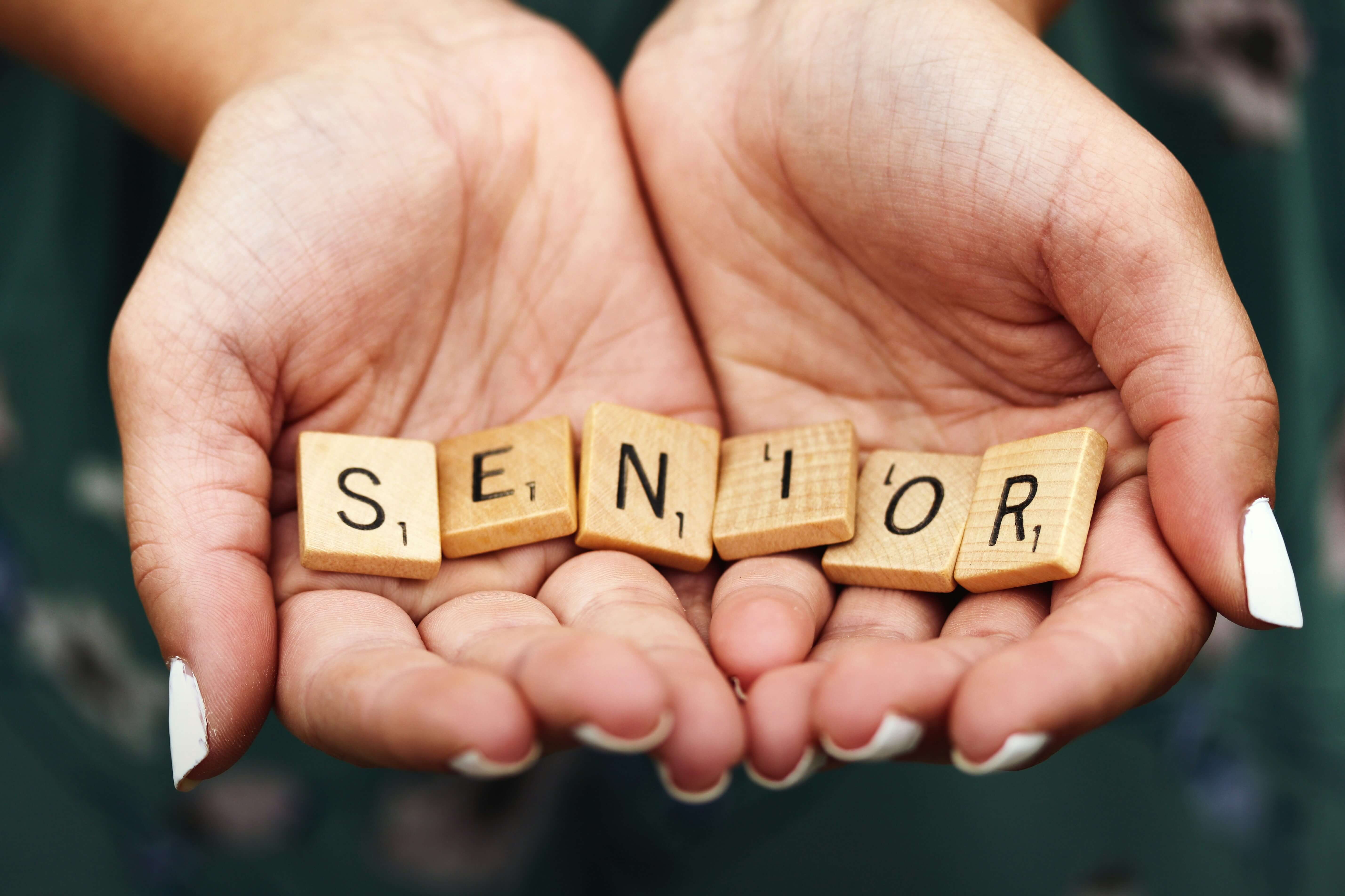 시니어를 고려한 금융서비스 가이드, 젊은 여성의 손바닥에 올려진 SENIOR 단어