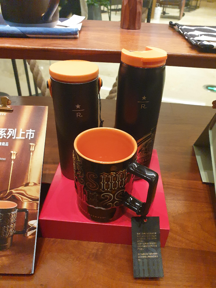 검은색과 금박 무늬가 특징인 텀블러 머그컵 세트