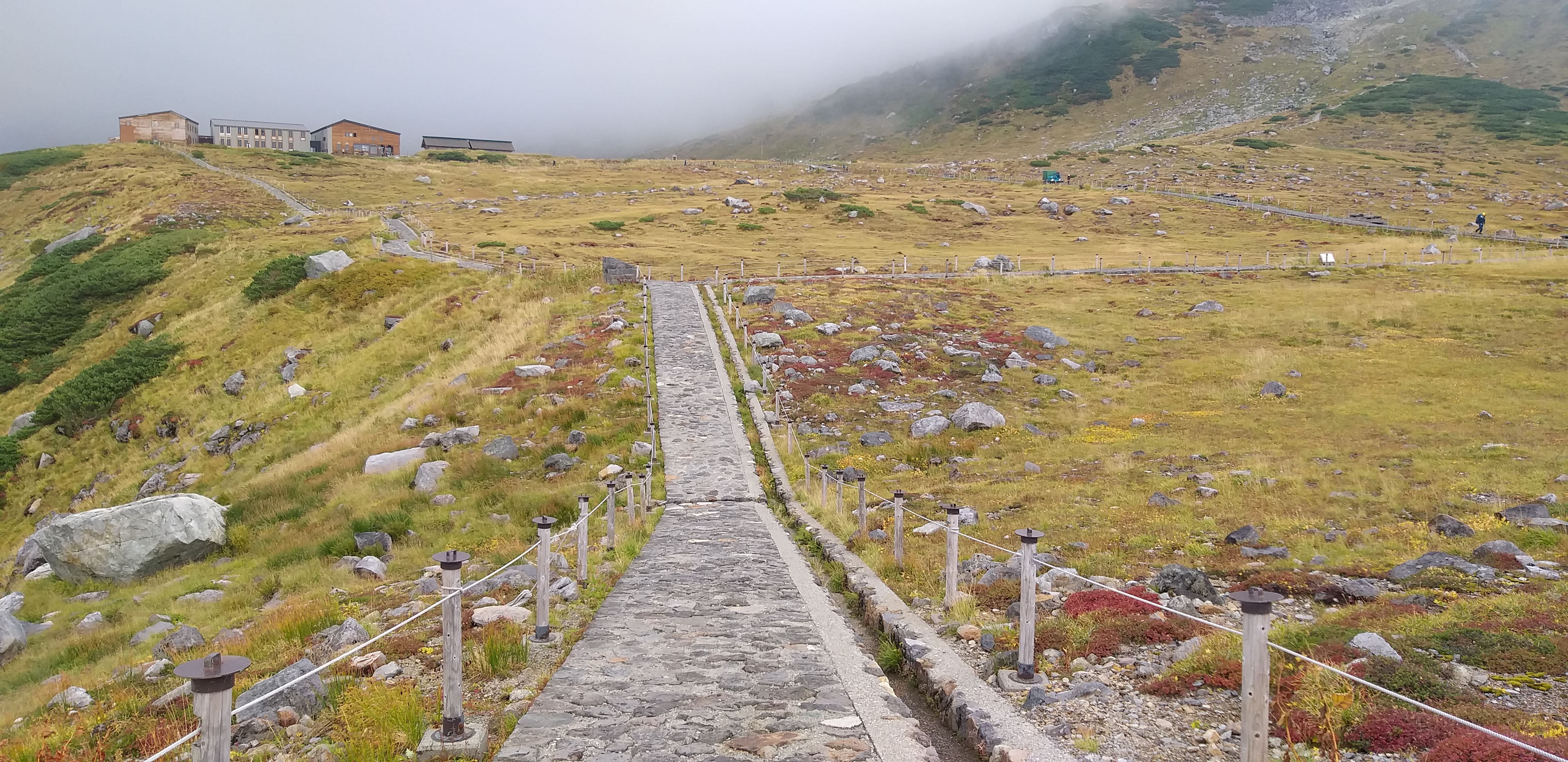 저 멀리 보이는 '다테야마 무로도 산장'