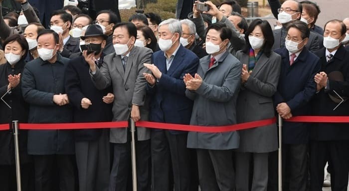 소위 친박에게 눈 길 한 번 주지 않은 박 대통령...왜